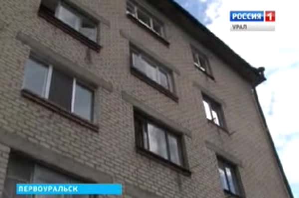 Несчастье! В Первоуральске двухлетняя девочка выпала из окна квартиры и погибла на месте