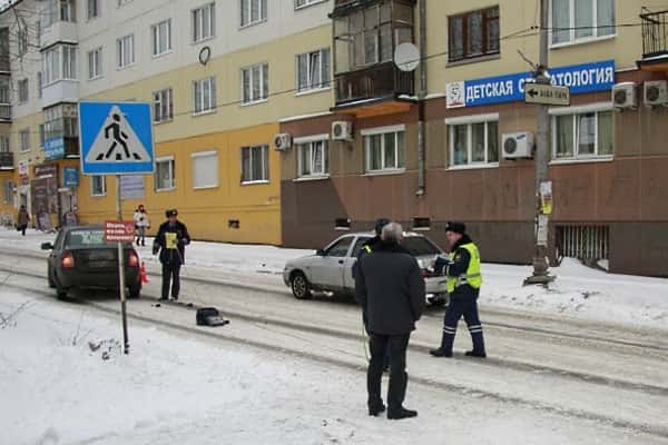 В Первоуральске на пешеходном переходе женщина попала в ДТП