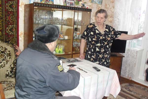 В Первоуральске участковые проверяют дома и общаются с людьми. Жители охотно открывают полицейским!