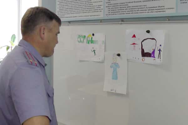 Дети сотрудников Шалинской полиции нарисовали семейные портреты