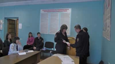 Полицейские Шалинского района поздравили прекрасную половину сотрудников с Днем 8 Марта