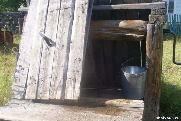 В Сарге из-за бездействия властей жительница на свои деньги ремонтирует колодец