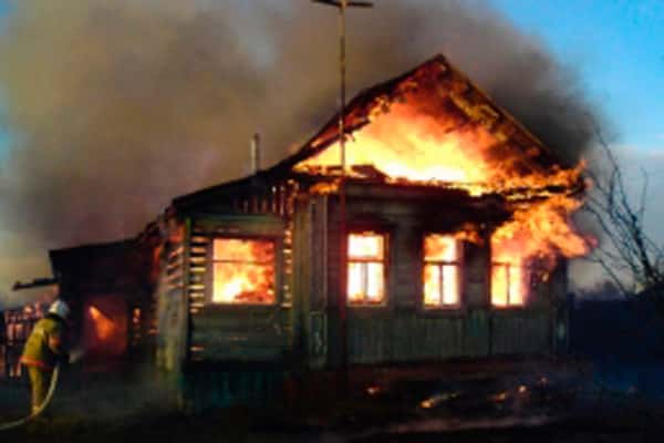 Накануне под Староуткинском сгорел частный жилой дом. Есть пострадавший