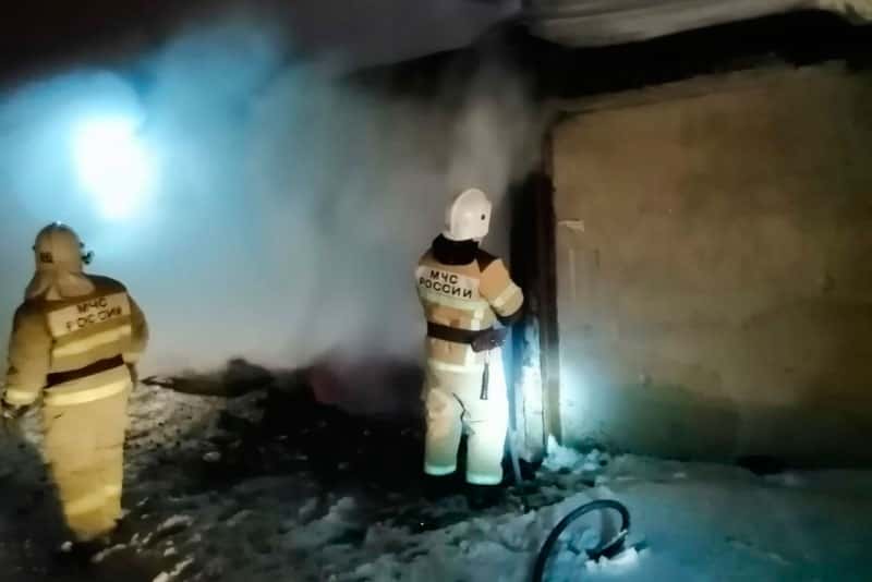 Накануне в поселке под Шалей в гаражном боксе произошел пожар