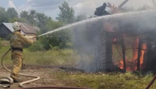 Накануне под Шалей сгорела баня и жилой дом