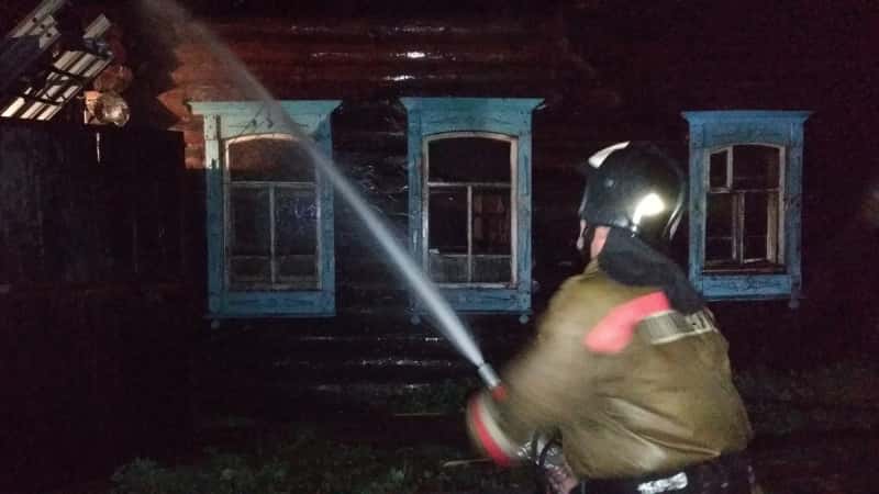 В деревне под Шалей сгорели два дома