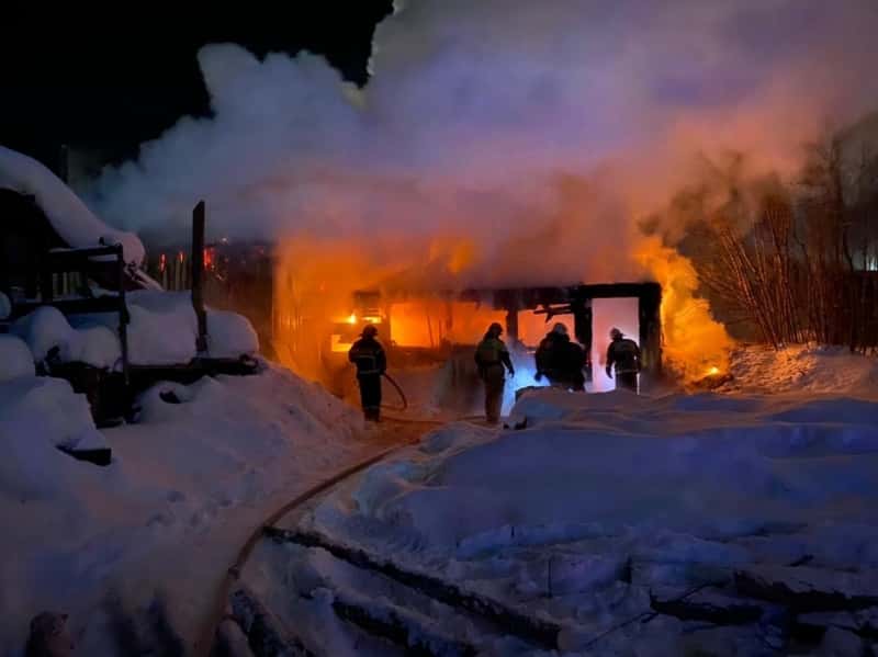 Ночью в деревне под Шалей в крупном пожаре сгорели легковушка и хозпостройки