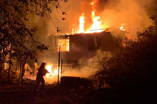 Накануне в поселке под Шалей сгорели два частных жилых дома и баня