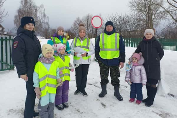 В селе под Шалей родители с детьми приняли участие в рейде