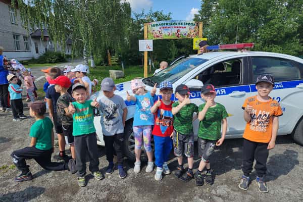 В детском саду под Шалей ребятам во время прогулки напомнили про Правила дорожного движения