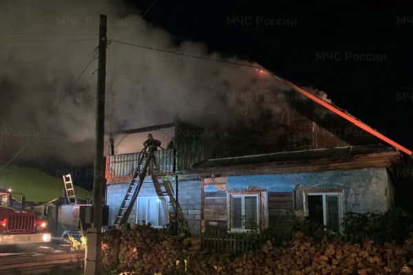 Ночью в поселке Вогулка под Шалей сгорел жилой дом