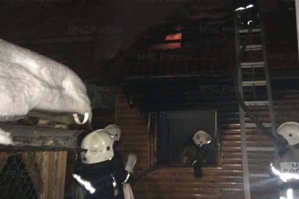 Ночью в поселке под Шалей сгорела частая баня