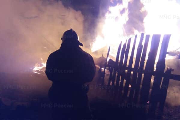 В поселке под Шалей в крупном пожаре сгорели дом на две семьи и иномарка