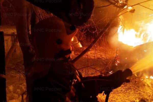 Накануне вечером в поселке под Шалей сгорел частный жилой дом на 2 семьи