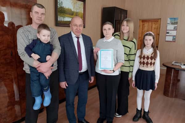 "Денег на окончание строительства дома точно хватит". Семье Пастуховых власти подарили мечту