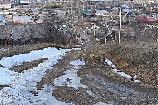 «Позорище». Жители одной из улиц в Шале живут без асфальта и воды