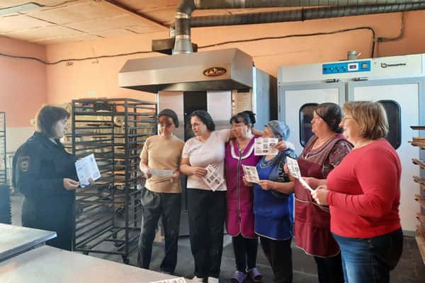 Полицейские провели с работниками пекарни п.Колпаковка рабочую встречу по профилактике мошенничества