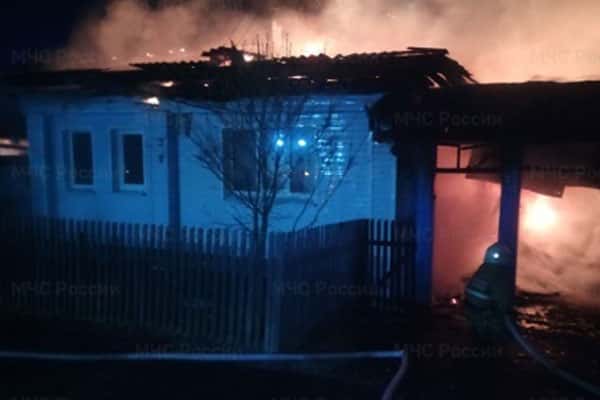 Ночью в крупном пожаре в деревне под Староуткинском сгорел частный жилой дом
