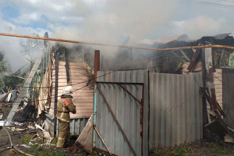 В крупном пожаре под Шалей сгорела баня и хозпостройки