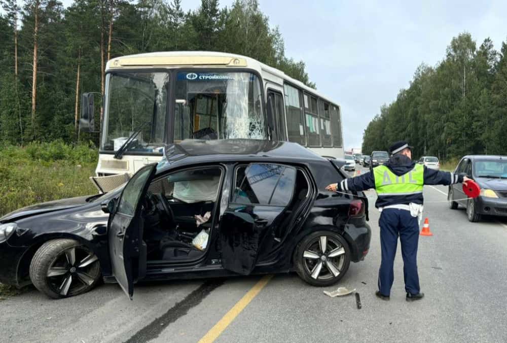 В Свердловской области произошло столкновение автобуса и легкового автомобиля