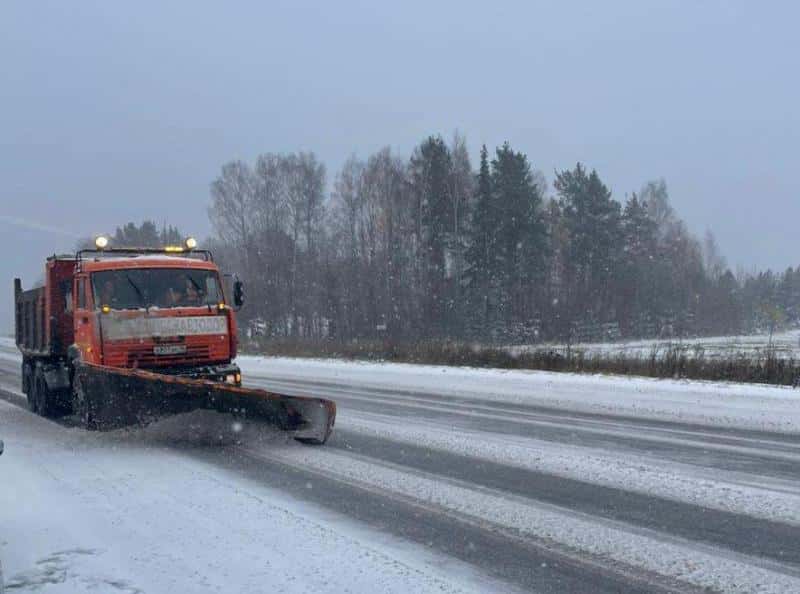 В Свердловской области с последствиями снегопада борются более ста единиц техники