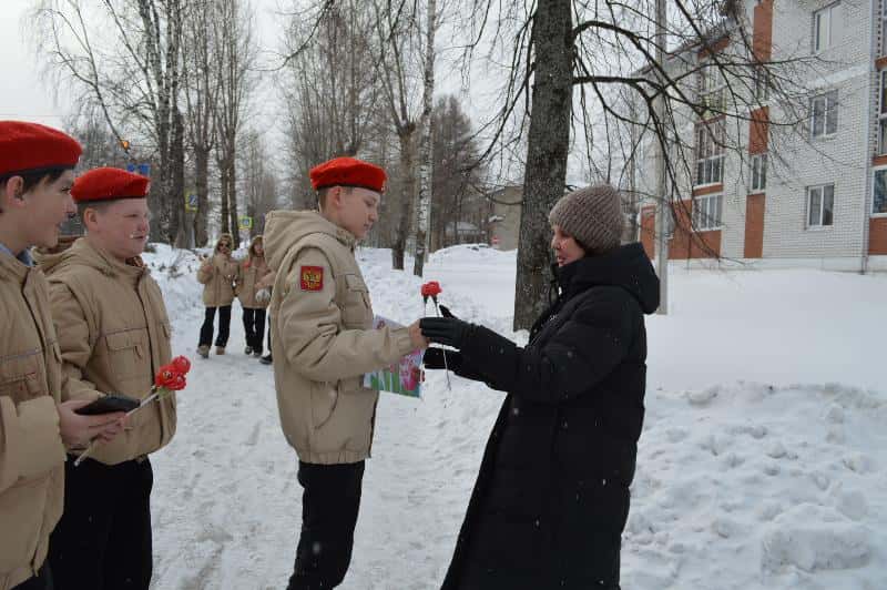 Шалинские юнармейцы провели акцию «Километр красоты» перед 8 Марта