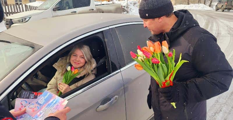 Жительниц Шали поздравили с предстоящим праздником 8 Марта