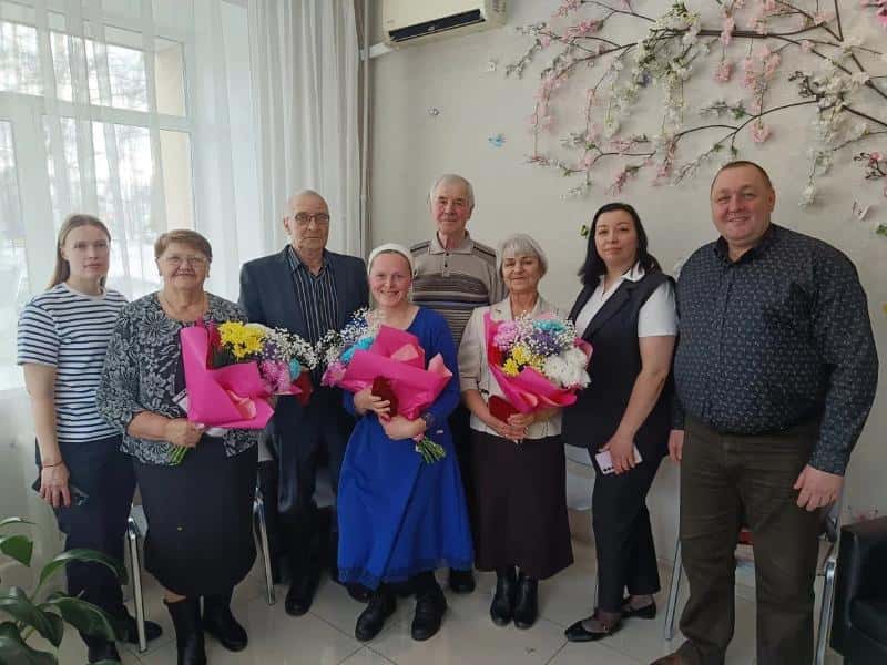 В Шалинском отделении ЗАГС наградили юбиляров семейной жизни и многодетную маму