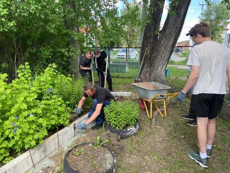Более 70 шалинских старшеклассников занялись благоустройством поселка  