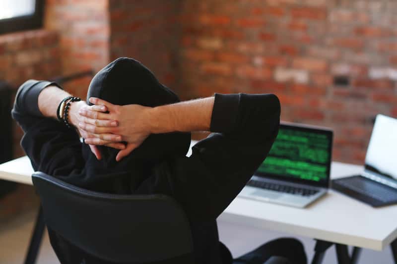 Мошенники выманили у жителей Шали почти миллион рублей за неделю