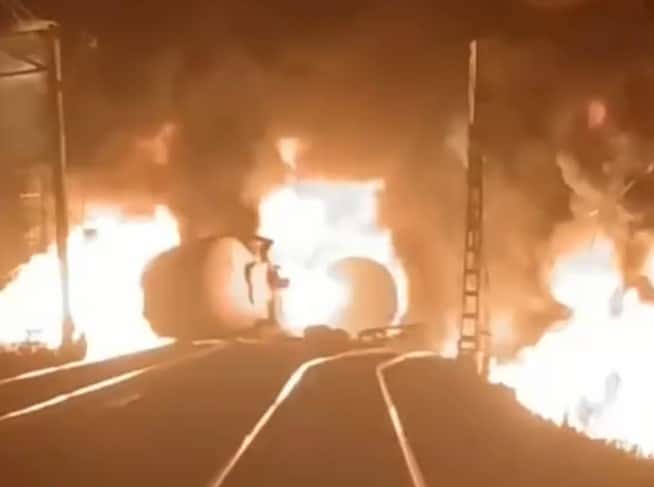 Пожар цистерн на перегоне Шамары – Кордон: задержаны поезда. Видео