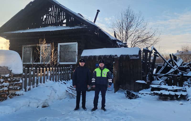 В Шале автоинспекторы спасли пожилую пару из горящего дома ночью