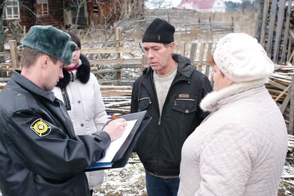 Один день с современным «анискиным». В Шале на днях жители наблюдали за участковыми