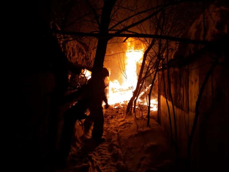 Рано утром в Староуткинске сгорела баня и хозпостройки