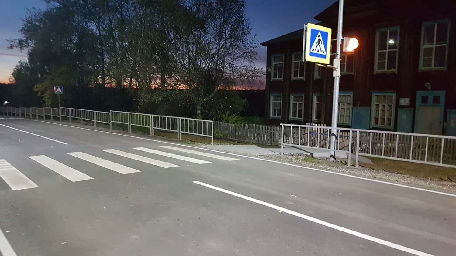 У школы в шалинском поселке Сабик установили пешеходный переход… в никуда. На той стороне — опасная обочина, канава и ямы
