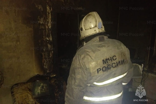 В селе под Шалей в двухэтажном доме загорелась квартира. Спасатели эвакуировали 7 человек В селе под Шалей в двухэтажном доме загорелась квартира. Спасатели эвакуировали 7 человек