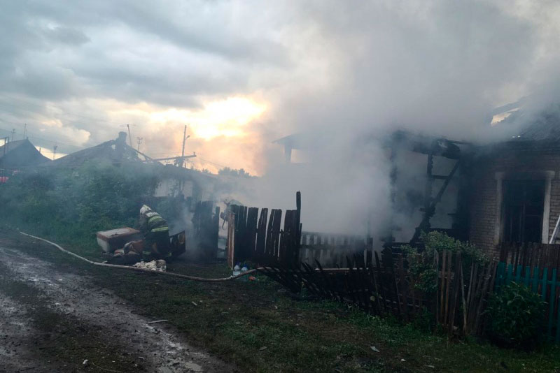 Накануне в поселке под Шалей сгорел частный жилой дом Накануне в поселке под Шалей сгорел частный жилой дом