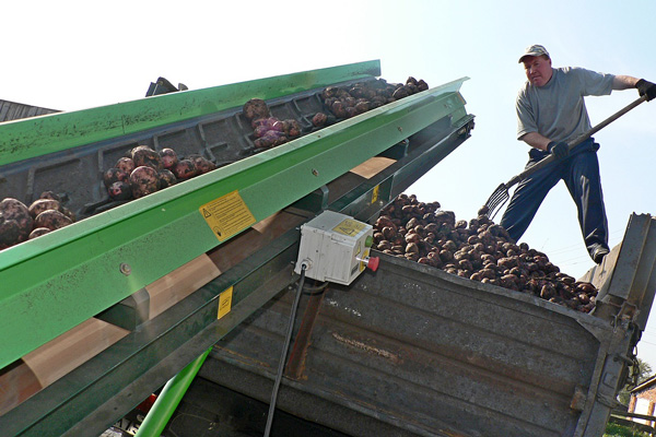 В Шалинском районе — пора активной уборки урожая. Министр доволен: работа идет по графику!