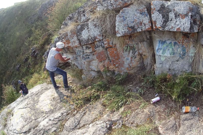 «Надписи не хотят исчезать». Журналисты оттирают вандальные художества на скалах вдоль Чусовой в Шалинском районе