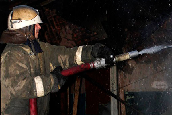 Под Первоуральском в пост-рождественскую ночь сгорели надворные постройки и пострадал частный жилой дом...