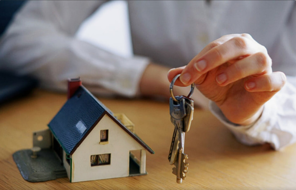 Обманутые покупатели частных домов получат помощь: Минстрой требует от регионов срочных мер. Что это значит для пострадавших и как будут наказывать мошенников? | Обманутые покупатели домов: Минстрой требует помощи от регионов