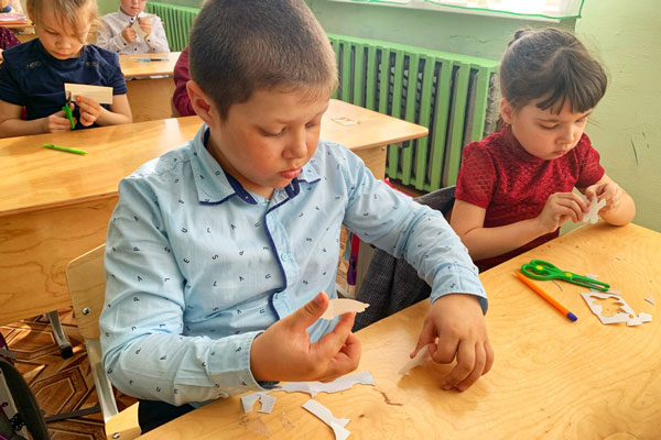 Госавтоинспекция продолжает проводить тематические мероприятия в виде мастер-классов по изготовлению световозвращающих элементов Госавтоинспекция продолжает проводить тематические мероприятия в виде мастер-классов по изготовлению световозвращающих элементов