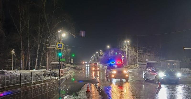 Детали смертельного ДТП на Урале: пенсионерка погибла из-за лужи на переходе | 86-летняя пенсионерка попала в ДТП под Екатеринбургом, обходя лужу на переходе