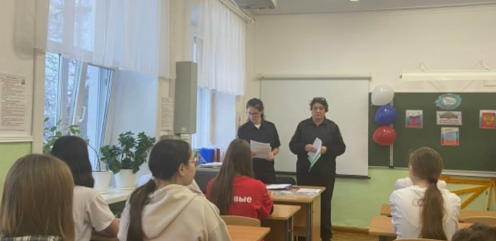 От комендантского часа до противодействия экстремизму: полиция Шали провела урок правовой грамотности для школьников | Полицейские Шали провели профилактические беседы с учениками школы От комендантского часа до противодействия экстремизму: полиция Шали провела урок правовой грамотности для школьников | Полицейские Шали провели профилактические беседы с учениками школы