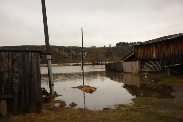 Угроза подтопления домов в п. Староуткинске, жителям предложено эвакуироваться