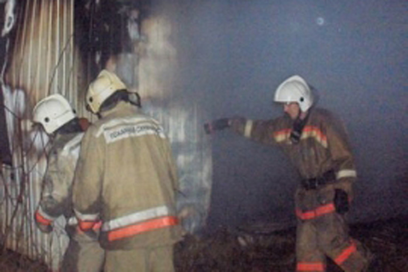 Еще один ночной пожар. На этот раз погиб сторож в будке на автостоянке в Новоуткинске Еще один ночной пожар. На этот раз погиб сторож в будке на автостоянке в Новоуткинске